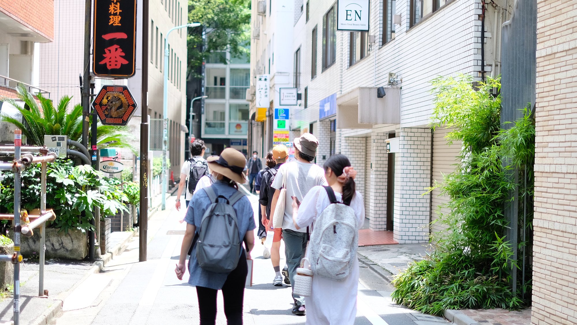 ワークショップ参加者が渋谷の道路を歩いている様子